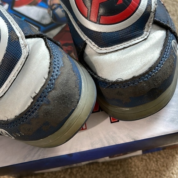 Boys Marvel Avengers Light Up Velcro Sneakers Size 8 - Picture 2 of 4